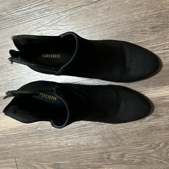 Forever21 Brand Black Suede Ankle Boots with Zipper - Picture 4 of 5